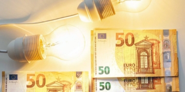 Επιδότηση ρεύματος για 650.000 μικρομεσαίες επιχειρήσεις