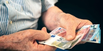 Πότε πληρώνονται οι συντάξεις Απριλίου 2025 και πότε εμφανίζονται στα ΑΤΜ