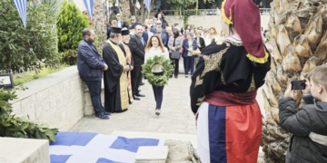 Κατάθεση Στεφάνου από την Πρόεδρο του Αναπτυξιακού Συλλόγου Αμμουδάρας στο Μνημείο Πεσόντων Κριτσάς