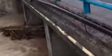 Επιπτώσεις από τη χθεσινή βροχόπτωση: H ροή του ποταμού που καταλήγει στην παραλία της Μιλάτου (video)