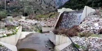 Ξεκίνησε η ροή νερού από το Οροπέδιο στο φράγμα Αποσελέμη (βίντεο)