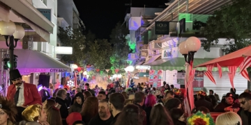 Νυχτερινή παρέλαση και party στο πεζόδρομο (video)