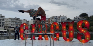 Η χορεύτρια στη λίμνη με τα ακροβατικά που μάγεψε το κοινό (video)