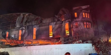 Συνεχίζεται η επιχείρηση των πυροσβεστών στη βιομηχανία επεξεργασίας ξύλου στη ΒΙΠΕ – Χωρίς εστία φωτιάς μέσα στο χώρο