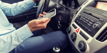 4 apps που πρέπει να έχεις στο κινητό σου αν οδηγείς