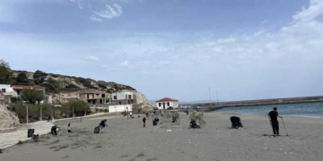 Εργασίες καθαρισμού του παραλιακού μετώπου
