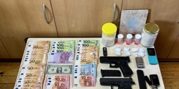 Συνελήφθησαν για κατοχή και διακίνηση ναρκωτικών ουσιών και παραβάσεις Νόμου περί όπλων