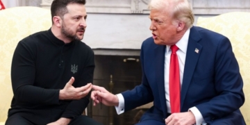 Politico: Συνεργάτες του Τραμπ διεξήγαγαν συνομιλίες με πολιτικούς αντιπάλους του Ζελένσκι
