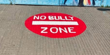 Oπτικοποίηση του μηνύματος “NO BULLY ZONE” στην είσοδο του 3ου Δημοτικού Αγίου Νικολάου