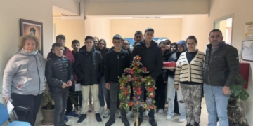 Μαθητές του Γυμνασίου Τζερμιάδου ζωντανεύουν τα κάλαντα του Λαζάρου στο Δημαρχείο Λασιθίου