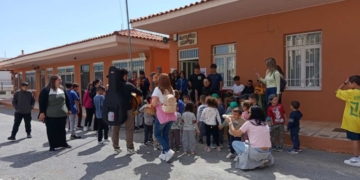Το Νηπιαγωγείο Κριτσάς επισκέφθηκε το Γυμνάσιο Κριτσάς και τραγούδησε τα χελιδονίσματα (video)