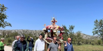 Στολισμός και περιφορά επιταφίου στο Λιμνάκαρο τη Μεγάλη Παρασκευή