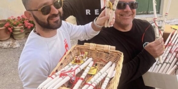 Ο Πολιτιστικός Σύλλογος Έξω Λακωνίων μοίρασε και φέτος λαμπάδες στους χωριανούς