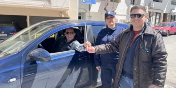 Μοίρασε λαμπάδες στους οδηγούς η Διεθνής Ένωση αστυνομικών