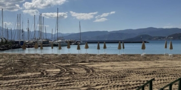 Τοποθετήθηκαν οι πρώτες ομπρέλες στην παραλία της Άμμου
