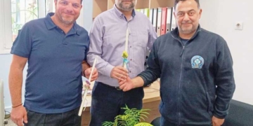 Προσέφεραν πασχαλινές λαμπάδες