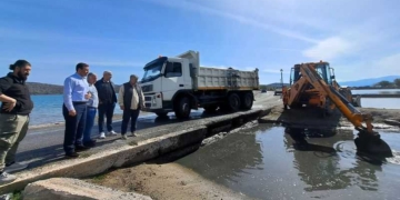 Εργασίες από τον Δήμο Αγίου Νικολάου για τη διάνοιξη του καναλιού στις Αλυκές της Ελούντας