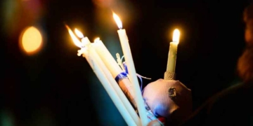 Μεταφορά του Αγίου Φωτός στην Κρήτη