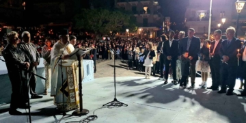 Η τελετή της Ανάστασης και το εντυπωσιακό κάψιμο του Ιούδα στη Λίμνη Αγ. Νικολάου (βίντεο)