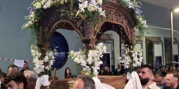 Με κατάνυξη και πλήθος κόσμου η Περιφορά των Επιταφίων (βίντεο)