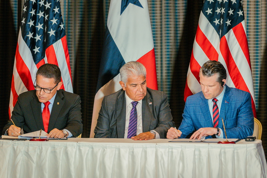 epa12021358 (L-R) The Minister of Public Security of Panama, Frank Alexis Abrego; the President of Panama, Jose Raul Mulino, and the US Secretary of Defense, Pete Hegset, participate in the signing of an agreement, at the Hilton Hotel in Panama City, Panama, 09 April 2025. The agreements reached between Panama and the United States regarding the payment of tolls for US warships or greater cooperation in security do not constitute a relinquishment of Panama's sovereignty over the interoceanic Canal, the Panamanian government stated this 09 April. EPA/Walter Hurtado