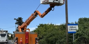 Με γοργούς ρυθμούς προχωράει η αντικατάσταση των φωτιστικών σωμάτων στις Δημοτικές Κοινότητες του Δήμου Σητείας με νέο σύγχρονο φωτισμό τύπου LED