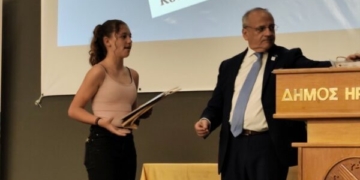 Η μαθήτρια του Γυμν.Κριτσάς στην τελετή βράβευσης διακριθέντων μαθητών 3ου Παγκτρήτιου Μαθητικού Διαγωνισμού Ψηφιακής Φωτογραφίας