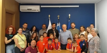 Τους αθλητές και τις αθλήτριες της Ακαδημίας ποδοσφαίρου Α.Σ. Ιεράπετρας «Ιωάννης Δρακωνάκης» δέχθηκε στο γραφείο του ο Δήμαρχος Ιεράπετρας Εμμανουήλ Φραγκούλης