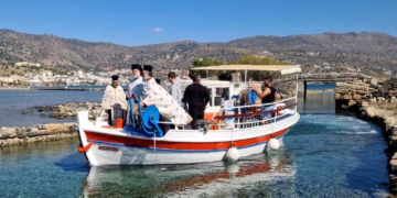 Ο ξεχωριστός εορτασμός της Ανάληψης στην Ελούντα – Το έθιμο της μαλλιαρής πέτρας (βίντεο)