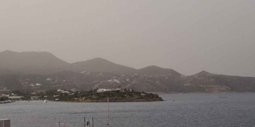 Αποπνικτική η ατμόσφαιρα! – Η αφρικανική σκόνη κάλυψε τον Άγιο Νικόλαο (βίντεο)