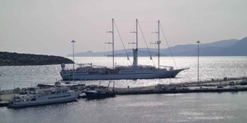 Το πολυτελές τετρακάταρτο ιστιοπλοϊκό κρουαζιερόπλοιο Wind Spirit στο λιμάνι Αγ. Νικολάου