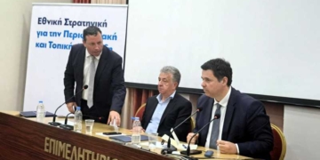 Την απόφαση του Δημοτικού Συμβουλίου Αγίου Νικολάου για την παραχώρηση στον Δήμο του ακινήτου του παλαιού Φρουραρχείου επέδωσε ο Δήμαρχος στον Υφυπουργό παρά τω Πρωθυπουργώ
