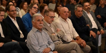 Συγκίνηση και χειροκροτήματα στο Μέγαρο Μουσικής στο αφιέρωμα στο Βασίλη Σκουλά για τα «65 χρόνια μουσικής διαδρομής»