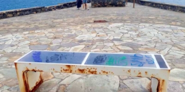 Ολοσκούριαστο το παγκάκι…
