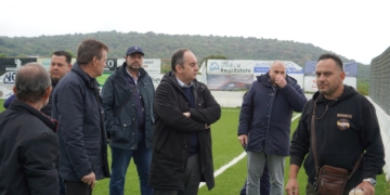 Επίσκεψη του Ιωάννη Πλακιωτάκη στις αθλητικές εγκαταστάσεις Σισίου