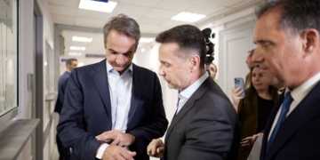 Στον Ευαγγελισμό ο Κυριάκος Μητσοτάκης για το «βραχιολάκι»