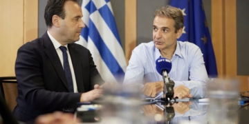 Στο Μαξίμου ο «προσωπικός αριθμός του πολίτη» – Σύσκεψη υπό τον πρωθυπουργό για την ενσωμάτωση στις νέες ταυτότητες