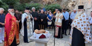 Λαμπρός Αρχιερατικός Εσπερινός στον πανηγυριζόντα Ι. Ναό Αγίων Αποστόλων Πέτρου και Παύλου Μακρυλιάς
