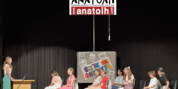 H παράσταση «Είστε και φαίνεστε» της θεατρικής ομάδας του 1ου Γυμνασίου Αγίου Νικολάου (VIDEO)
