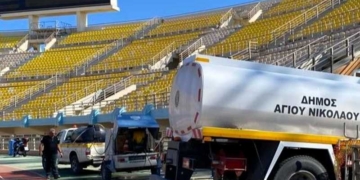 Ο Δήμος Αγίου Νικολάου συνέδραμε στον καθαρισμό των κερκίδων του Παγκρήτιου Σταδίου