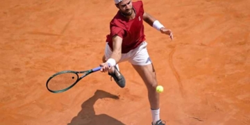 Διεθνής τενίστας στο Elounda Peninsula – Γήπεδα padel και pickleball