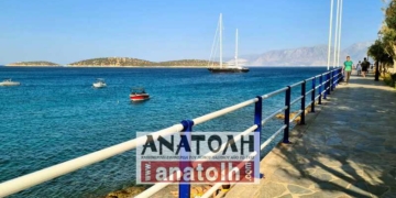 Βάφονται τα κάγκελα του παραλιακού δρόμου της πόλης