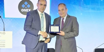Βράβευση του Γιάννη Πλακιωτάκη στο 1ο Συνέδριο για την Ασφάλεια και την Ανάπτυξη στις Ελληνικές Θάλασσες