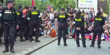 Ολλανδία: Τουλάχιστον 200 συλλήψεις σε διαδήλωση εναντίον της συνόδου του NATO στη Χάγη