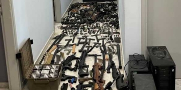 Συνελήφθη ημεδαπός κατηγορούμενος για διέγερση σε διάπραξη εγκλημάτων, βιαιοπραγίες ή διχόνοια και παραβάσεις Νομοθεσίας περί όπλων