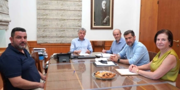 Σύμβαση Περιφέρειας Κρήτης και Δήμου Ιεράπετρας για τον καθαρισμό της Παχειάς Άμμου