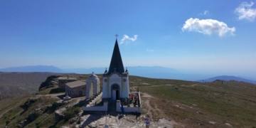 Για μία ακόμα χρονιά ο ΕΟΣ Λασιθίου προέβη και αυτό το καλοκαίρι σε εξόρμηση εκτός Κρήτης, ορειβατώντας σε βουνά της Μακεδονίας και της Ηπείρου
