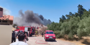 Φωτιά σε αγροτική ζώνη, κοντά σε σπίτια στην Ιεράπετρα