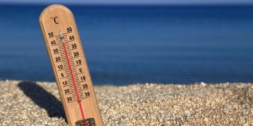 Πυροσβέστες στο έλεος του καύσωνα