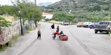 Μια παιδική χαρά ζητούν τα πολλά παιδιά στο Καρύδι